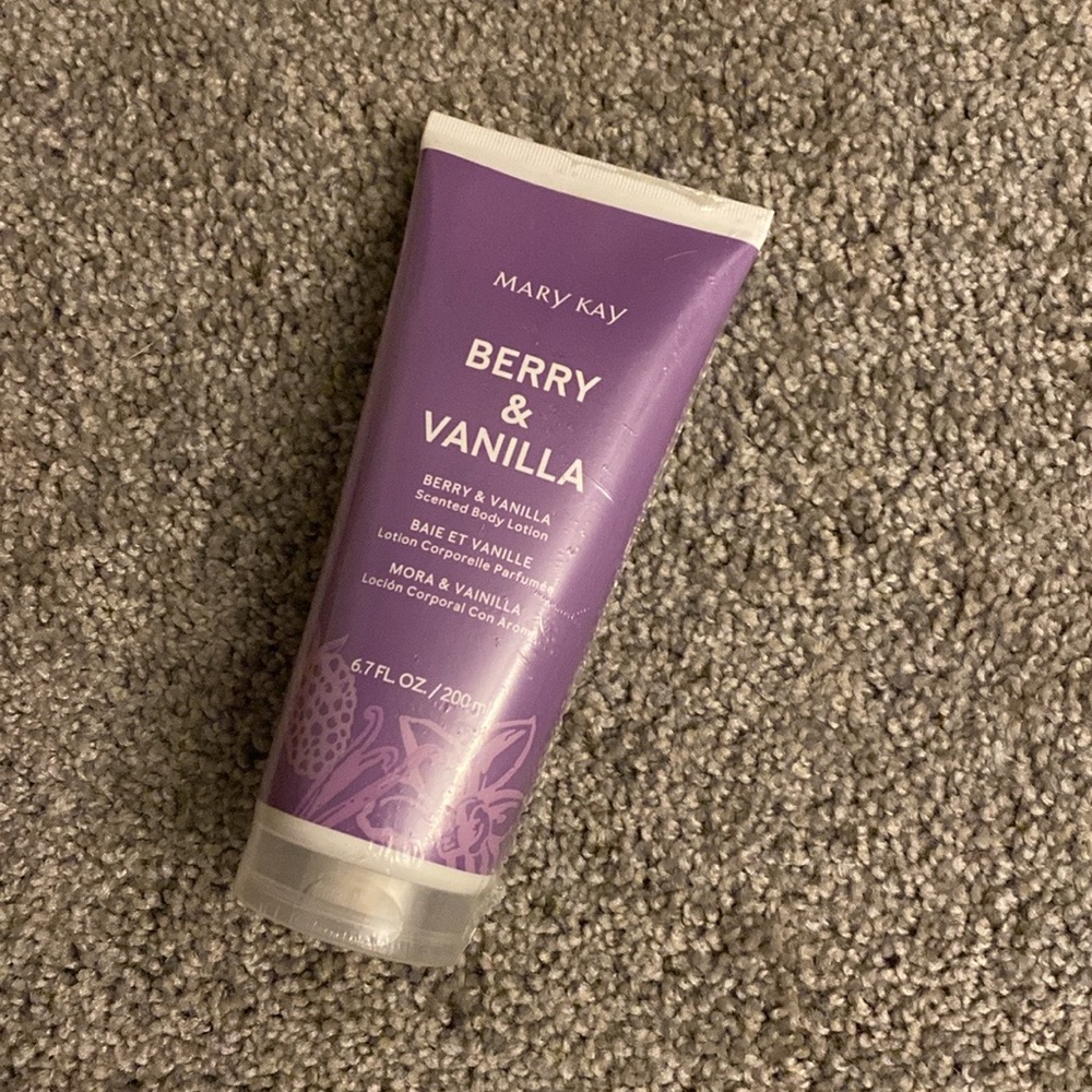 NWOT-Mary Kay Berry & Vanilla scented Body lotion